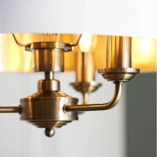 elegantny bronz biely zlato zavesny luster nad jedalenskym stolom lampa obciansky bronz antik mosadz klasicky obyvacia izba textilne tienidlo obciansky byt lampy spalna mediteranska lampa vinobranie.jpg